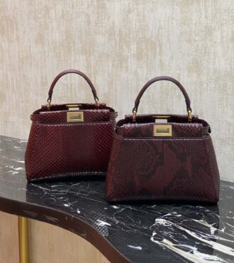 Different maroon collection Rare animal skin ~ snake skin, lambskin inside. High-end feel, you must be the one. Fendi's bag has a super high-end feel, and the visual gloss is super obvious. It is also the representative peekaboo series of fendi. The bag is very versatile in daily life and at dinners. Size: 23✖️18✖️12cm Item number: 244 snake skin