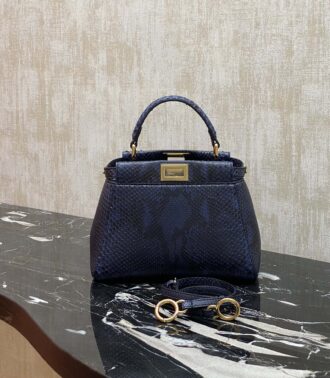 Real objects in different backgrounds Rare animal skin ~ snake skin, lambskin inside. High-end feel, you must be the one. Fendi's bag has a super high-end feel, and the visual gloss is super obvious. It is also the representative peekaboo series of fendi. The bag is very versatile in daily life and at dinners. Size: 23✖️18✖️12cm Item number: 244 snake skin
