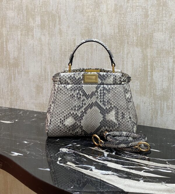 Details: Original imported snake skin from F, with lambskin inside, high-end feel, you must be the one. This bag of F is super high-end, with a visual gloss that is super obvious, and is also the representative peekaboo series of F. The bag is very versatile in daily life and at dinners. Size: 23✖️18✖️12cm Item number: 244 snake skin