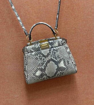Real objects in different backgrounds Rare animal skin ~ snake skin, lambskin inside. High-end feel, you must be the one. Fendi's bag has a super high-end feel, and the visual gloss is super obvious. It is also the representative peekaboo series of fendi. The bag is very versatile in daily life and at dinners. Size: 23✖️18✖️12cm Item number: 244 snake skin