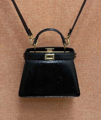 Real objects in different backgrounds Latest 𝐏𝐄𝐄𝐊𝐀𝐁𝐎𝐎𝐎 Small-sized snakeskin handbag, exclusive custom snakeskin feel super delicate, exquisite hand stitching, simple organ design with elegant personality, classic styles with extremely high tablet rate ✔️size: 20cm Model number 335 snakeskin