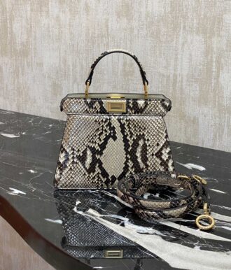 Details: The latest 𝐏𝐄𝐄𝐊𝐀𝐁𝐎𝐎 small snake skin handbag, exclusive customized snake skin feels super delicate, exquisite hand stitching, simple organ design is elegant, and the classic model is also extremely high in tablet production ✔️size: 20cm Model number 335 snake skin