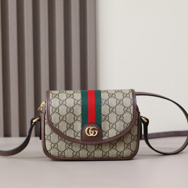 , 🔥🔥 Ophidia series small shoulder bag. The Ophidia series is still the brand’s favorite. New models are launched every season to create versatile travel accessories suitable for a variety of destinations. The dual G, as the main design element, has been deeply integrated into the entire design, and its ingenuity is presented on this shoulder bag, complementing the classic gray and brown GG Supreme canvas. Grey and brown GG Supreme canvas Brown leather piping, gold toned, cotton linen lining double G, interior: 1 open pocket, handle (3 cm high) adjustable shoulder strap (54 cm high) zipper closure. Model: 772239 Dimensions: 19 (width) x 13 (height) x 5cm (deep) Color: Brown/pvc. Italian creation