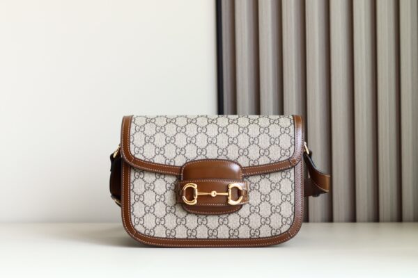 😊☀️🆕Horsebit bag New retro style saddle bag, the name is also very special, 1955 Horsebit Bag! Classic horse bit + Monogram + cowhide hook design, full of retro tone! The shoulder straps are adjustable for shoulder or crossbody. Model: 602204 Size: 25*18*8cm 🌟