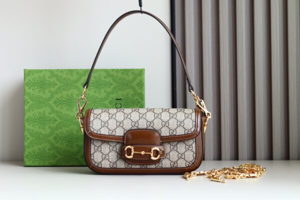 🆕2023 early spring new style - GG Horsebit 1955 saddle bag, my most attractive item in the past six months. It can actually change the saddle bag into the most fashionable underarm bag at the moment, and the crossbody is changed to a metal chain, which is so impactful! Model: 735178 Size: 23.5x14x5cm