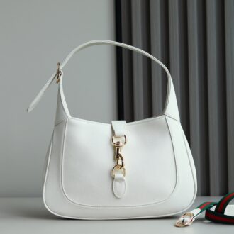 Showcase the exquisite craftsmanship, crescent styling and fashionable design of the brand's classic shoulder bag. Light gold tone accessories, leather badge zipper head, handle (18 cm high) removable webbing shoulder strap (52 cm high) hook buckle closure, weight: about 0.4 kg. Model: 782849. Size: 27.5 (W) x 19 (H) x 4 cm (D) Color: Red/Original leather. Italian creation Model is 177 cm tall and can accommodate: iPhone Pro Max/Plus, Airpods headphones, long wallets and lipstick