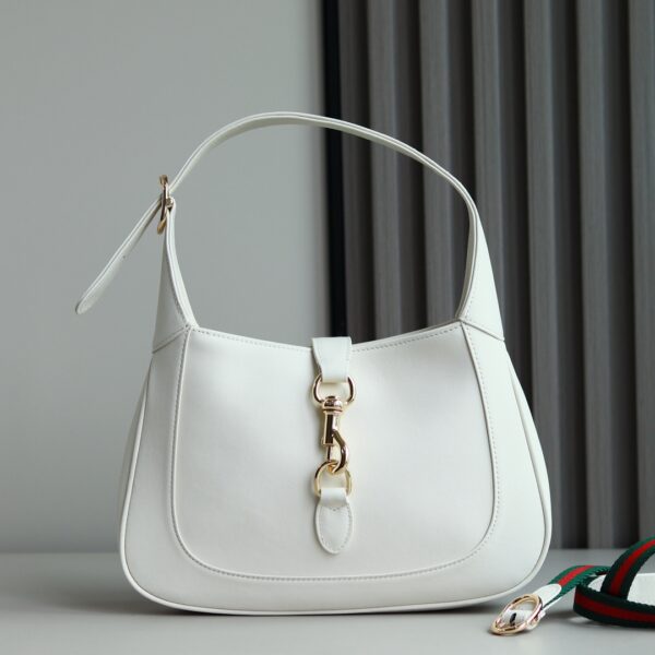 Showcase the exquisite craftsmanship, crescent styling and fashionable design of the brand's classic shoulder bag. Light gold tone accessories, leather badge zipper head, handle (18 cm high) removable webbing shoulder strap (52 cm high) hook buckle closure, weight: about 0.4 kg. Model: 782849. Size: 27.5 (W) x 19 (H) x 4 cm (D) Color: Red/Original leather. Italian creation Model is 177 cm tall and can accommodate: iPhone Pro Max/Plus, Airpods headphones, long wallets and lipstick