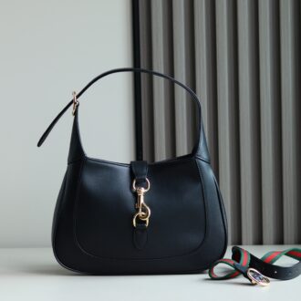 Showcase the exquisite craftsmanship, crescent styling and fashionable design of the brand's classic shoulder bag. Light gold tone accessories, leather badge zipper head, handle (18 cm high) removable webbing shoulder strap (52 cm high) hook buckle closure, weight: about 0.4 kg. Model: 782849. Size: 27.5 (W) x 19 (H) x 4 cm (D) Color: Red/Original leather. Italian creation Model is 177 cm tall and can accommodate: iPhone Pro Max/Plus, Airpods headphones, long wallets and lipstick