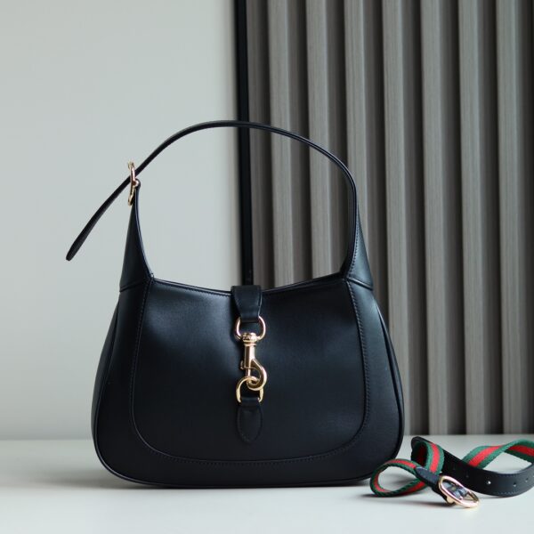 Showcase the exquisite craftsmanship, crescent styling and fashionable design of the brand's classic shoulder bag. Light gold tone accessories, leather badge zipper head, handle (18 cm high) removable webbing shoulder strap (52 cm high) hook buckle closure, weight: about 0.4 kg. Model: 782849. Size: 27.5 (W) x 19 (H) x 4 cm (D) Color: Red/Original leather. Italian creation Model is 177 cm tall and can accommodate: iPhone Pro Max/Plus, Airpods headphones, long wallets and lipstick