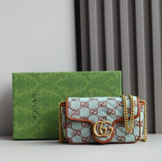 【New models arrive🔥】 Introduction: This item is from the Lido series, and the design is inspired by the summer style and beach clubs on the Italian coast. The new series of small leather pieces are lively and lively in a lively and lively color scheme, and the craftsmanship presents a dazzling new work. This shoulder bag is made of a classic silhouette and is cleverly matched with button closures and internal hooks to facilitate hanging of a matching wallet or clutch. The new light blue and brown GG canvas complement the brown leather piping, and the dual G accessories add a touch of bright embellishment. Model ✨783141 Material ✨Use counter texture to version canvas with imported cowhide. With the counter bronze hardware. Size ✨16.5x9.5x4.5cm