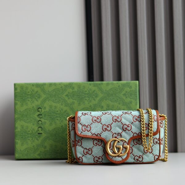 【New models arrive🔥】 Introduction: This item is from the Lido series, and the design is inspired by the summer style and beach clubs on the Italian coast. The new series of small leather pieces are lively and lively in a lively and lively color scheme, and the craftsmanship presents a dazzling new work. This shoulder bag is made of a classic silhouette and is cleverly matched with button closures and internal hooks to facilitate hanging of a matching wallet or clutch. The new light blue and brown GG canvas complement the brown leather piping, and the dual G accessories add a touch of bright embellishment. Model ✨783141 Material ✨Use counter texture to version canvas with imported cowhide. With the counter bronze hardware. Size ✨16.5x9.5x4.5cm