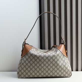 [New Product] GG shopping bag GG pattern and striped webbing are two brands that are quite recognizable. The evolution of the Ophidia world has never stopped. Innovative styles and shapes are added, and new models are constantly introduced. Model: 815217. Size: 36✖️23.5✖️7.5cm. Color: Brown/pvc.