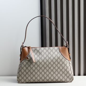 [New Product] GG shopping bag GG pattern and striped webbing are two brands that are quite recognizable. The evolution of the Ophidia world has never stopped. Innovative styles and shapes are added, and new models are constantly introduced. Model: 815217. Size: 36✖️23.5✖️7.5cm. Color: Brown/pvc.