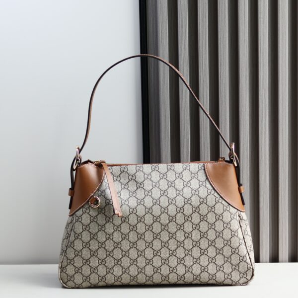 [New Product] GG shopping bag GG pattern and striped webbing are two brands that are quite recognizable. The evolution of the Ophidia world has never stopped. Innovative styles and shapes are added, and new models are constantly introduced. Model: 815217. Size: 36✖️23.5✖️7.5cm. Color: Brown/pvc.