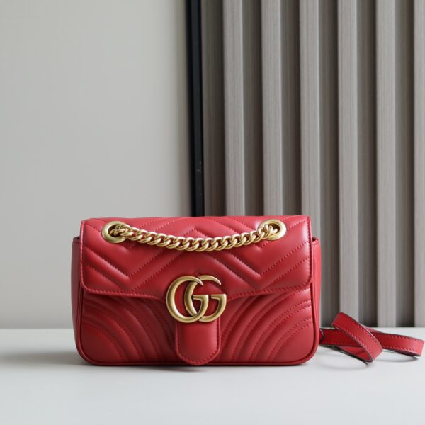 📢📢 (original leather) new upgraded version‼ ️ GG Marmont wavy chain bag, imported calf leather feels extremely soft, imported haute couture red bronze hardware. It has texture and weight. Model number: 446744 big red, size: 23✖️14✖️6 original single quality. Completely authentic