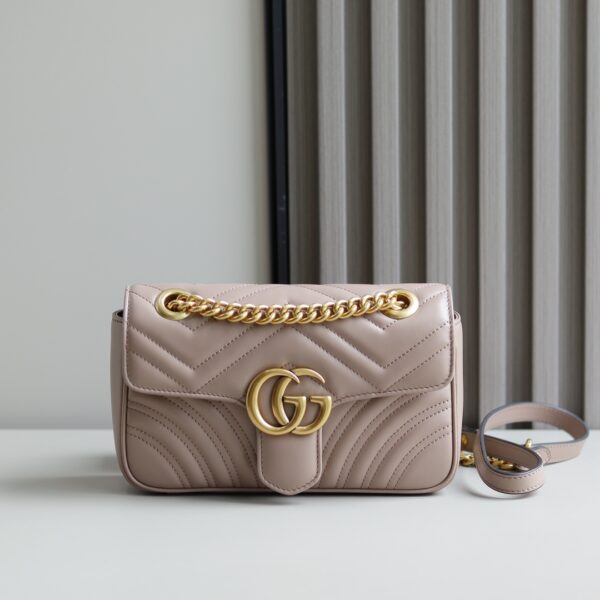 📢📢 (original leather) new upgraded version‼ ️ GG Marmont wavy chain bag, imported calf leather feels extremely soft, imported haute couture red bronze hardware. It has texture and weight. Model number: 446744 milk tea, size: 23✖️14✖️6 original single quality. Completely authentic