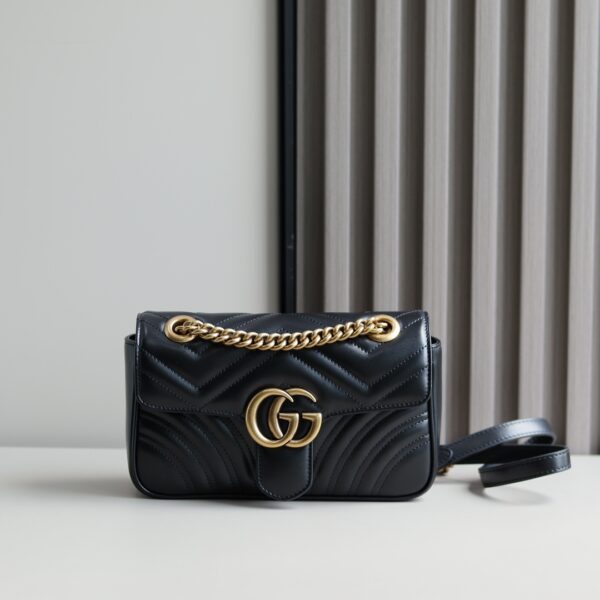 📢📢 (original leather) new upgraded version‼ ️ GG Marmont wavy chain bag, imported calf leather feels extremely soft, imported haute couture red bronze hardware. It has texture and weight. Model number: 446744 grams color, size: 23✖️14✖️6 original single quality. Completely authentic