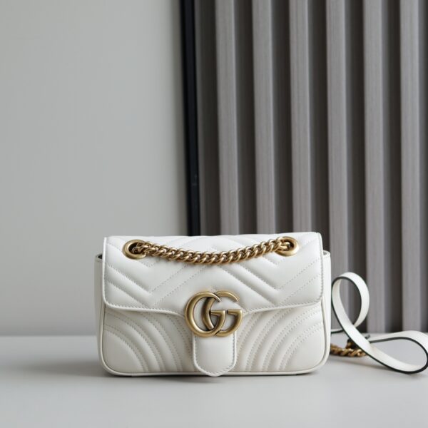 📢📢 (original leather) new upgraded version‼ ️ GG Marmont wavy chain bag, imported calf leather feels extremely soft, imported haute couture red bronze hardware. It has texture and weight. Model number: 446744 meters white, size: 23✖️14✖️6 original single quality. Completely authentic