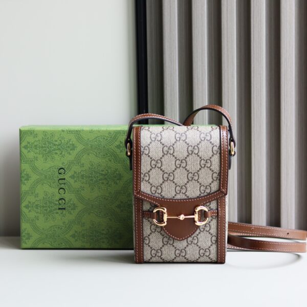 🆕New style in stock🔥# 𝗛𝗼𝗿𝘀𝗲𝗯𝗶𝘁 1955 mobile phone bag🔥 #Model: 625615 Size: 17*11.5*4cm🗯1955 horse bits are still hot~Trend updates from generation to generation, small and exquisite rectangular box mobile phone bag, the bag is hard, the front decorative horse bits, the shoulder straps are adjustable. Simple and exquisite The capacity is just right for the phone to put down, it thinks it can also satisfy the small items you go out, love😘