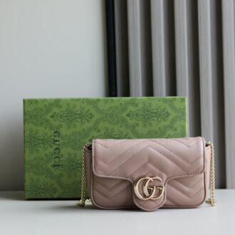 New color GG Marmont series super mini handbags. Made of burgundy quilted V-leather, this super mini bag is embroidered with antique gold tones embellished with classic double G logos and infuses a touch of color into the overall design. The keychain can be used to secure this item to other handbags, which doubles the charm of the entire design. Burgundy quilted V-leather, gold tone accessories, suede textured microfiber lining, included keychain, individually connected to the handbag, double G, chain shoulder strap (60 cm high), weight: about 0.35 kg. Model: 476433. Size: 10 (Length) x 16.5 (Width) x 4.5cm (Thick) Color: Milk tea color/original leather. Italian creation Model is 176 cm tall and can be adapted to iPhone Pro, card holders and lipstick