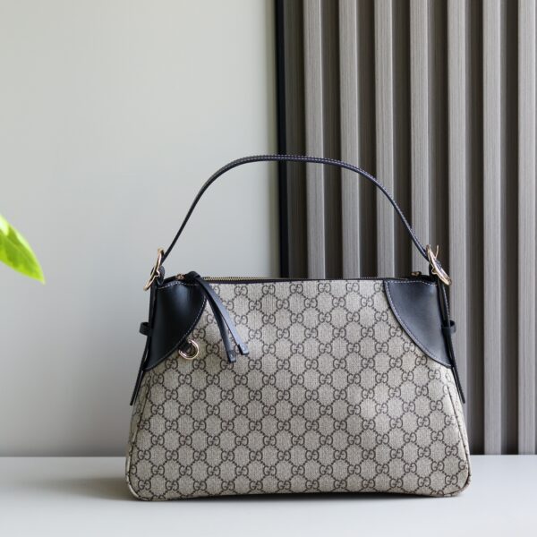 [New Product] GG shopping bag GG pattern and striped webbing are two brands that are quite recognizable. The evolution of the Ophidia world has never stopped. Innovative styles and shapes are added, and new models are constantly introduced. Model: 815217. Size: 36✖️23.5✖️7.5cm. Color: G color/pvc.