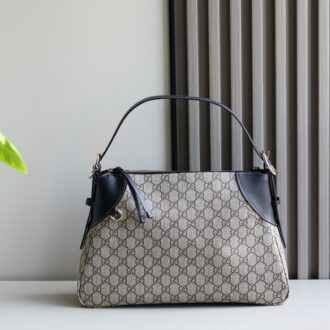 [New Product] GG shopping bag GG pattern and striped webbing are two brands that are quite recognizable. The evolution of the Ophidia world has never stopped. Innovative styles and shapes are added, and new models are constantly introduced. Model: 815217. Size: 36✖️23.5✖️7.5cm. Color: gram color/pvc.