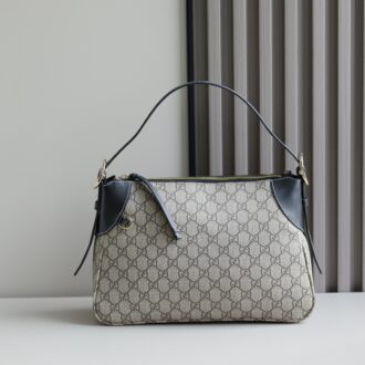 Emblem series medium-sized shoulder bag 815216 FAD6L 9741 The new GG Emblem series reincarnates the brand's timeless elegance and exquisite craftsmanship. This medium-sized shoulder bag comes with adjustable shoulder straps and a D-ring for tying removable items. ·Beige and dark brown new GG letter pattern coated fabric·Black leather piping, contrasting stitching·Red and green webbing cotton lining·Also equipped with D-ring for hanging removable items·Interior: 1 zipper bag·Shoulder strap: 11.5-22.5 cm; Length 72 cm Zipper·Weight: about 450 grams·Medium size: 31.5 cm (width) x 21 cm (height) x 8 cm (deep)·Italian creation·Model height 177 cm ·