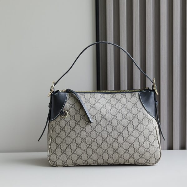 Emblem series medium-sized shoulder bag 815216 FAD6L 9741 The new GG Emblem series reincarnates the brand's timeless elegance and exquisite craftsmanship. This medium-sized shoulder bag comes with adjustable shoulder straps and a D-ring for tying removable items. ·Beige and dark brown new GG letter pattern coated fabric·Black leather piping, contrasting stitching·Red and green webbing cotton lining·Also equipped with D-ring for hanging removable items·Interior: 1 zipper bag·Shoulder strap: 11.5-22.5 cm; Length 72 cm Zipper·Weight: about 450 grams·Medium size: 31.5 cm (width) x 21 cm (height) x 8 cm (deep)·Italian creation·Model height 177 cm ·