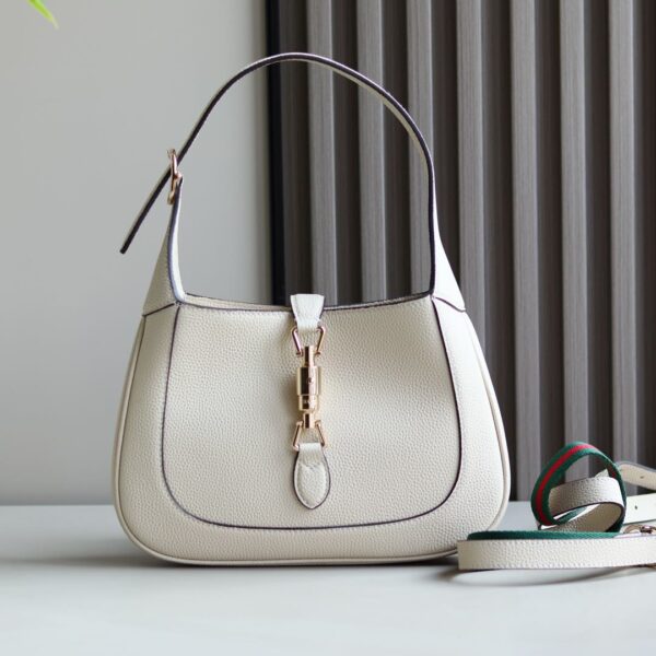 ‼ ️The 2024 autumn and winter series rejuvenates the Gucci Jackie 1961 series shoulder bag, made of fine Gucci Angela (Rosso Ancora) leather, paired with a new light gold tone push-in lock closure, highlighting the exquisite craftsmanship, crescent shape and smooth silhouette of the brand's classic handbag. This small shoulder bag is paired with leather shoulder straps and red and green webbing shoulder straps, creating a variety of outfit options. Model: 810232. Size: 27.5 (width) x 19 (height) x 4 cm (deep) Color: lychee pattern beige-white original leather.