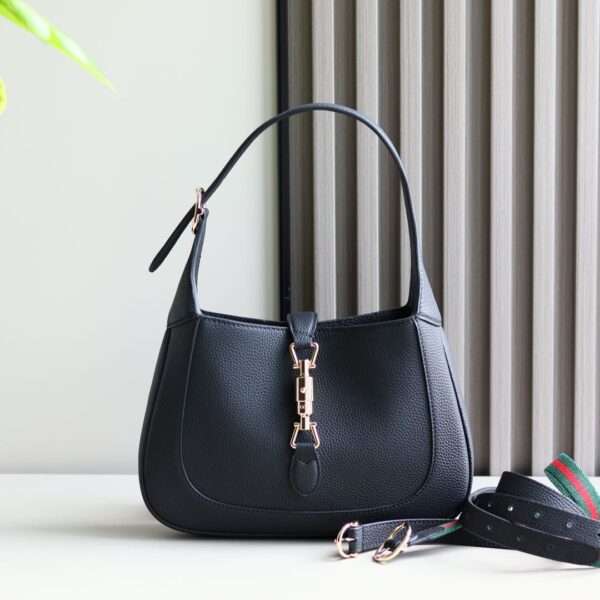 ‼ ️The 2024 autumn and winter series rejuvenates the Gucci Jackie 1961 series shoulder bag, made of fine Gucci Angela (Rosso Ancora) leather, paired with a new light gold tone push-in lock closure, highlighting the exquisite craftsmanship, crescent shape and smooth silhouette of the brand's classic handbag. This small shoulder bag is paired with leather shoulder straps and red and green webbing shoulder straps, creating a variety of outfit options. Model: 810232. Size: 27.5 (width) x 19 (height) x 4 cm (deep) Color: Lychee pattern original leather.