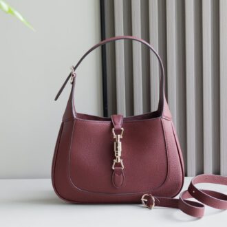 ‼ ️The 2024 autumn and winter series rejuvenates the Gucci Jackie 1961 series shoulder bag, made of fine Gucci Angela (Rosso Ancora) leather, paired with a new light gold tone push-in lock closure, highlighting the exquisite craftsmanship, crescent shape and smooth silhouette of the brand's classic handbag. This small shoulder bag is paired with leather shoulder straps and red and green webbing shoulder straps, creating a variety of outfit options. Model: 810232. Size: 27.5 (W) x 19 (H) x 4 cm (D) Color: Lychee pattern Encore Red original leather.
