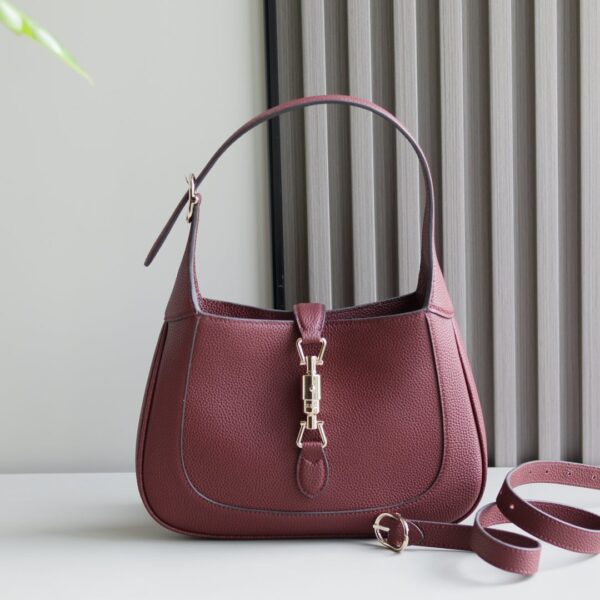 ‼ ️The 2024 autumn and winter series rejuvenates the Gucci Jackie 1961 series shoulder bag, made of fine Gucci Angela (Rosso Ancora) leather, paired with a new light gold tone push-in lock closure, highlighting the exquisite craftsmanship, crescent shape and smooth silhouette of the brand's classic handbag. This small shoulder bag is paired with leather shoulder straps and red and green webbing shoulder straps, creating a variety of outfit options. Model: 810232. Size: 27.5 (W) x 19 (H) x 4 cm (D) Color: Lychee pattern Encore Red original leather.