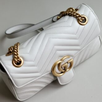 Original leather [New Product] GG Marmont series quilted mini handbags. This GG Marmont series mini handbag is made of high-recognition shape, neutral light beige quilted V-shaped leather material. The body is slightly crisp, with a flip-close design and dual G accessories. This handbag adopts a diverse backing design, allowing easy sliding of the metal chain to switch between the shoulder bag and the tote bag. Light beige quilted V-leather, antique gold tones, suede microfiber lining double G, slide chain straps can be used as shoulder straps (55cm high) or top handles (30cm high). It can also be used as a crossbody bag. Spring buckle flap, weight: about 0.6 kg. Model: 443497. Size: 26 (width) x 13 (height) x 6cm (deep) Color: Light gray/original leather. Model height 177 cm Maximum capacity: iPhone Pro Max/Plus, Airpods headphones, small wallet and lipstick