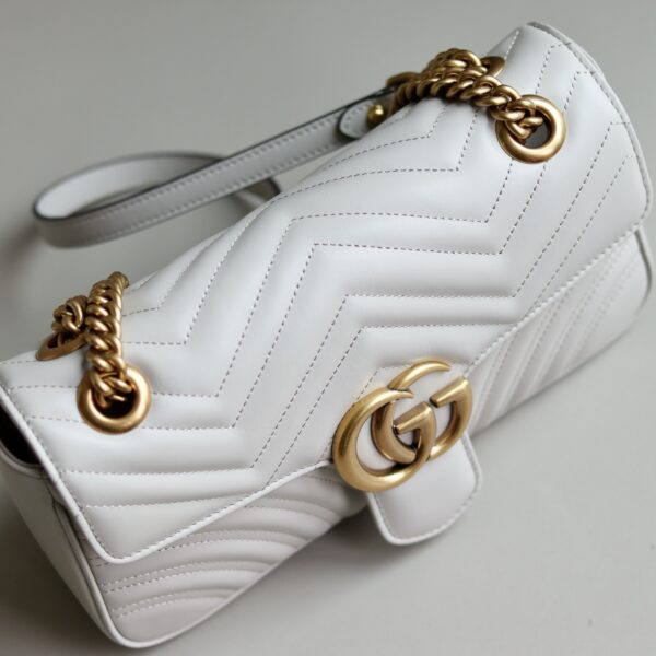 Original leather [New Product] GG Marmont series quilted mini handbags. This GG Marmont series mini handbag is made of high-recognition shape, neutral light beige quilted V-shaped leather material. The body is slightly crisp, with a flip-close design and dual G accessories. This handbag adopts a diverse backing design, allowing easy sliding of the metal chain to switch between the shoulder bag and the tote bag. Light beige quilted V-leather, antique gold tones, suede microfiber lining double G, slide chain straps can be used as shoulder straps (55cm high) or top handles (30cm high). It can also be used as a crossbody bag. Spring buckle flap, weight: about 0.6 kg. Model: 443497. Size: 26 (width) x 13 (height) x 6cm (deep) Color: Light gray/original leather. Model height 177 cm Maximum capacity: iPhone Pro Max/Plus, Airpods headphones, small wallet and lipstick