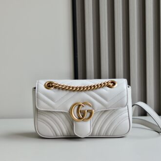 Original leather [New Product] GG Marmont series quilted mini handbags. This GG Marmont series mini handbag is made of high-recognition shape, neutral light beige quilted V-shaped leather material. The body is slightly crisp, with a flip-close design and dual G accessories. This handbag adopts a diverse backing design, allowing easy sliding of the metal chain to switch between the shoulder bag and the tote bag. Light beige quilted V-leather, antique gold tones, suede microfiber lining double G, slide chain straps can be used as shoulder straps (55cm high) or top handles (30cm high). It can also be used as a crossbody bag. Spring buckle flap, weight: about 0.6 kg. Model: 446744. Size: 22 (width) x 13 (height) x 6cm (deep) Color: Light gray/original leather. Italian creation Model is 177 cm tall and can accommodate: iPhone Pro Max/Plus, Airpods headphones, small wallet and lipstick