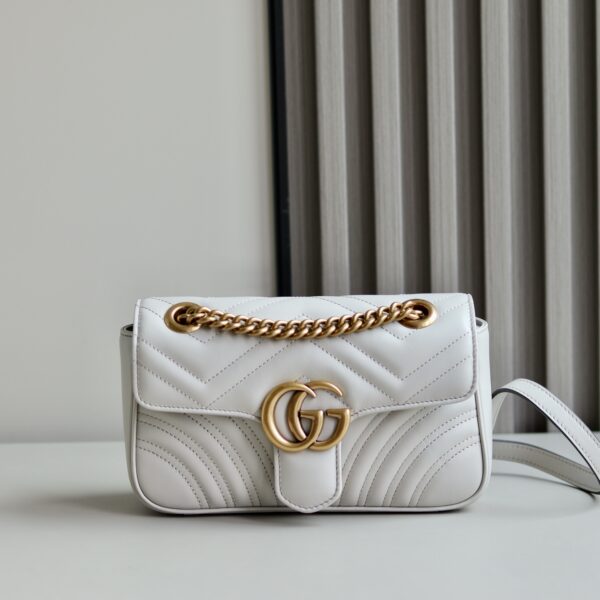Original leather [New Product] GG Marmont series quilted mini handbags. This GG Marmont series mini handbag is made of high-recognition shape, neutral light beige quilted V-shaped leather material. The body is slightly crisp, with a flip-close design and dual G accessories. This handbag adopts a diverse backing design, allowing easy sliding of the metal chain to switch between the shoulder bag and the tote bag. Light beige quilted V-leather, antique gold tones, suede microfiber lining double G, slide chain straps can be used as shoulder straps (55cm high) or top handles (30cm high). It can also be used as a crossbody bag. Spring buckle flap, weight: about 0.6 kg. Model: 446744. Size: 22 (width) x 13 (height) x 6cm (deep) Color: Light gray/original leather. Italian creation Model is 177 cm tall and can accommodate: iPhone Pro Max/Plus, Airpods headphones, small wallet and lipstick