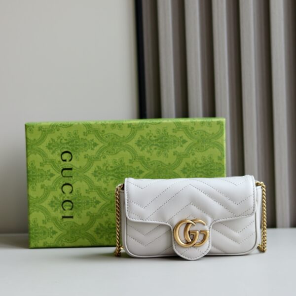Original leather [New Product] GG Marmont series super mini handbags. Made of light gray quilted V-leather, this ultra-mini handbag is embroidered with classic double G logos and infuses a touch of bright color into the overall design. The keychain can be used to secure this item to other handbags, which doubles the charm of the entire design. Light grey quilted V-leather, gold tone accessories, suede textured microfiber lining, included keychain, individually connected to the handbag, double G, chain shoulder strap (60 cm high), weight: about 0.35 kg. Model: 476433. Size: 10 (Length) x 16.5 (Width) x 4.5cm (Thick) Color: Light gray/original leather. Italian creation Model is 176 cm tall and can be adapted to iPhone Pro, card holders and lipstick
