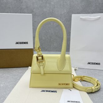 Jacquemu* Brand new element lock design portable/crossbody bag The real out of stock king, hard to find a bag, the new crocodile series is more advanced. The genius designer said that he doesn't like to pay too much attention to details, so his works have a semi-finished flavor, which is the key to the most showing the French casual romantic style~ Model number: 2039 Size: 18x15.5x8cm