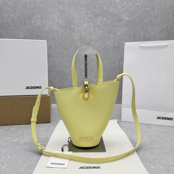 [Yellow] Jacquemu^ new gold buckle handbag 2024 autumn and winter new style, the asymmetrical vegetable basket has a practical shape and a sense of design. It is decorated with the iconic large metal buckle, which is really eye-catching! The minimalist styling design and versatile color matching make the overall simple and not simple. The colors are mainly creamy white, classic black and milky yellow, all of which are low-saturation colors, creating a simple and high-end temperament. Whether it is a hand-held or one-shoulder, the elegance is easy to grasp! Model number: 2141 Size: Bottom length 10× height 20cm