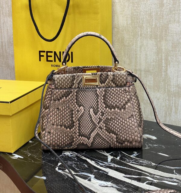 Single picture: Original imported snake skin from F, with lambskin inside, high-end feel, you must be the one. This bag of F is super high-end, with a visual gloss that is super obvious, and is also the representative peekaboo series of F. The bag is very versatile in daily life and at dinners. Size: 23✖️18✖️12cm Item number: 244 snake skin