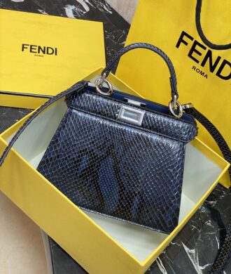 Single picture: The latest 𝐏𝐄𝐄𝐊𝐀𝐁𝐎𝐎𝐎 Small-sized snakeskin handbag, exclusive customized snakeskin feels super delicate, exquisite hand stitching, simple organ design is elegant, and the classic model is also extremely high in tablet production ✔️size: 20cm Model number 335 snakeskin