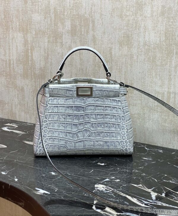 Details: Spot 🔥Upgraded version F home uses the top calfskin embossed � crocodile pattern, with lambskin inside. It is the only peekaboo classic series that can represent the brand~ Size 23✖️18✖️12cm, number: 244 crocodile pattern