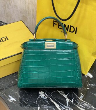 Single picture: spot 🔥 upgraded version F home uses the top calfskin embossed 🐊 crocodile pattern, with lambskin inside. It is the only peekaboo classic series that can represent the brand~ Size 23✖️18✖️12cm, number: 244 crocodile pattern.
