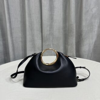 ｛Large/White｝The first batch of Jacquemu^ really runs the "square and round" elements throughout the whole process. The inspiration comes from the round and square top and bottom of the bag, which is full of Southern French style and exquisiteness! Lambskin material, equipped with a fixed metal round handle, magnetic opening and closing is very convenient. I have to say that it is a girl's aesthetic understanding♡ Model number: 2125 Large size: bottom length 33× width 14x height 25cm