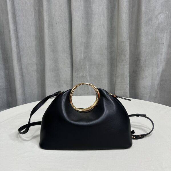 ｛Large/White｝The first batch of Jacquemu^ really runs the "square and round" elements throughout the whole process. The inspiration comes from the round and square top and bottom of the bag, which is full of Southern French style and exquisiteness! Lambskin material, equipped with a fixed metal round handle, magnetic opening and closing is very convenient. I have to say that it is a girl's aesthetic understanding♡ Model number: 2125 Large size: bottom length 33× width 14x height 25cm