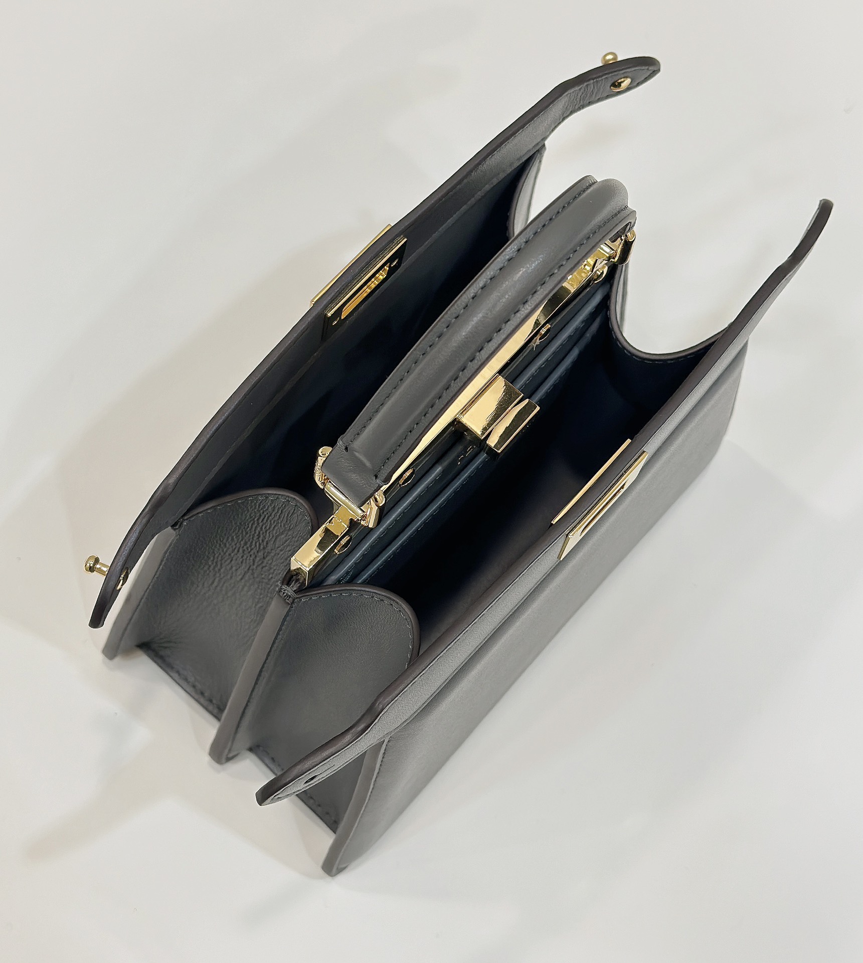 peekaboo's new series I see you petite Latest size Super fresh ~ Top lambskin making, soft and hard and super straight π It is more advanced in combination with all-steel metal fasteners, and is equipped with long shoulder straps for easy use and the inner capacity is also super sufficient. Model number: 80062 iron gray size: 20*11*15cm - Image 8