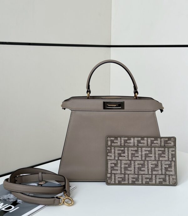 New style peekaboo ✅I See U 📸Fresh organ contour shape, the opening curve of the "smile" and the color-blocked cowhide inner bag can be detached. Various details interpret the attitude of the "F" home, exploring the new mystery of feminine charm. size:33/13.5/25 Type number:80108