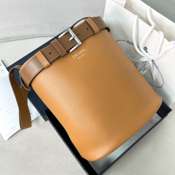 ✨New product first✨2025 Spring and Summer New Buckle Buckle Bag 1BE085 Inheriting the classic bucket bag shape, the new design leather belt unique style makes the bag unlimited vitality, using unique calfskin, elegant and simple body design, classic logo on the front, gold logo with adjustable shoulder straps, portable side back can be used, perfect details are comparable to brick cabinet, super great 5🌟 size: 29*26.5*18cm caramel color
