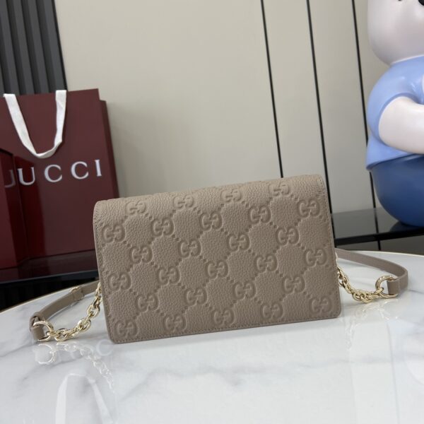 . 💕《Fitted with a full set of original green box packaging》💕【New model】GG Emblem series super soft grey embossed/full leather chain bag Model: 818705. Size: 20 (Length) x 12.5 (Width) x 4cm (Thick) Color: Gray full leather/original leather. Italian creation