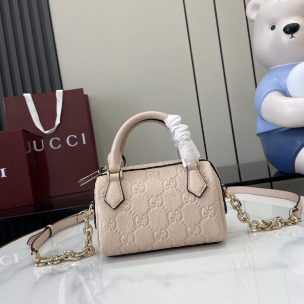 . 💕《Fitted with a full set of original green box packaging》💕【New】GG Emblem series super mini handbag The GG Emblem series uses creative design and innovative functions to reinterpret classic patterns, and creates a collection of choices for years to come. This handbag is rejuvenated to the brand's new small accessories series, selected for classic GG grain leather. Carefully matched with adjustable chain and leather shoulder straps, the zipper opening and closing design adds safety. Pink GG grain leather Cotton-linen-blend lining Handle (7 cm high) Adjustable chain and leather shoulder strap (52 cm high); length adjustable between 108 cm and 117 cm Zipper closure Weight: approximately 0.4 kg Creation in Italy Model: 815256. Size: 16.5 (Length) x 10 (Width) x 8cm (Thick) Color: Pink full leather/original leather. Italian creation